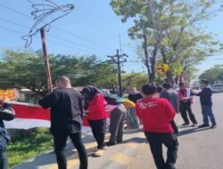 Merah Putih Membentang di Jalan Poros Takalar, Diskominfo Ikut Semarakkan HUT ke-81 RI