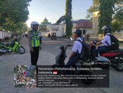 Satlantas Polres Takalar Tegur Humanis Pelajar Pengguna Sepeda Listrik Tanpa Helm Saat Pengaturan Arus Lalu Lintas