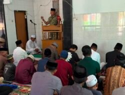 Babinsa Ajak Warga Hormati Pahlawan dengan Kibarkan Merah Putih.