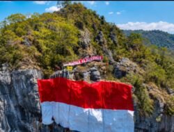 Bukan di Lapangan, MAPALA 45 Bentangkan Merah Putih Raksasa di Tebing KM 5 Tana Toraja