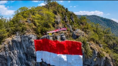 Bukan di Lapangan, MAPALA 45 Bentangkan Merah Putih Raksasa di Tebing KM 5 Tana Toraja