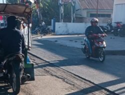 Jalan Poros Pattallassang Berlubang, Warga Keluhkan Pengerjaan Tak Kunjung Tuntas