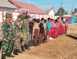 Babinsa Galesong Baru Bersama Pelajar dan Masyarakat Gelar Karya Bakti Bersihkan Selokan Lapangan H. Larigau Manginruru