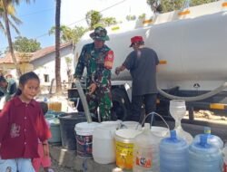 PMI Takalar Salurkan Bantuan Air Bersih, Babinsa Dampingi Warga Dusun Ongkoa