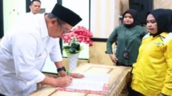 Malam Hari, Bupati Daeng Manye Serahkan Bantuan Parpol Takalar Rp1,1 Miliar