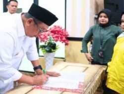 Malam Hari, Bupati Daeng Manye Serahkan Bantuan Parpol Takalar Rp1,1 Miliar