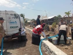 Kemarau Melanda Takalar, Lurah Rajaya Dampingi PMI Salurkan 500 Liter Air Bersih ke Warga