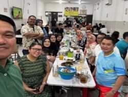 Adik Bupati Gowa Unggah Foto Makan Malam Bersama Keluarga Besar, Caption “Keluarga Asli” Bikin Salfok