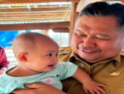 Di Tengah Cek Jalan Desa Punaga, Daeng Manye Berhenti Sejenak Menggendong Bayi Warga
