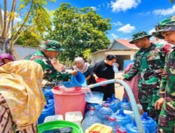 HUT ke-81 TNI, Persit Kodim Takalar Salurkan Air Bersih untuk Warga Laikang