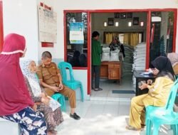 Beras Bulog Diserahkan, Warga Salaka Sambut Bantuan