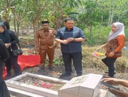 Jelang Sertijab Kapolda Sulsel, Kapolda Sulsel Awal Chaeruddin Ziarah ke Makam Orang Tua di Takalar