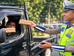 Jumat Berkah Satlantas Polres Takalar: Berbagi Nasi Kotak, Mengabdi di Jalan Raya