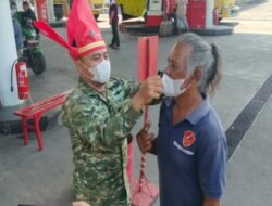 Kodim Takalar Bagikan 500 Masker di SPBU Kalabbirang, Dandim: TNI Peduli Kesehatan Warga