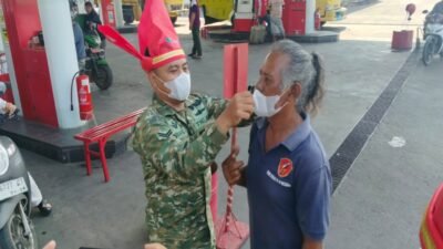 Kodim Takalar Bagikan 500 Masker di SPBU Kalabbirang, Dandim: TNI Peduli Kesehatan Warga