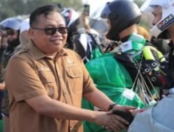 Langit Takalar Diramaikan Aksi Terjun Payung, Bupati Daeng Manye Beri Apresiasi Kelancaran Kegiatan 21 Personel TNI