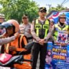 Kapolres Takalar Turun Langsung di Operasi Patuh Pallawa 2026, Pelanggar Diberi Helm Gratis