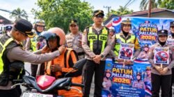Kapolres Takalar Turun Langsung di Operasi Patuh Pallawa 2026, Pelanggar Diberi Helm Gratis