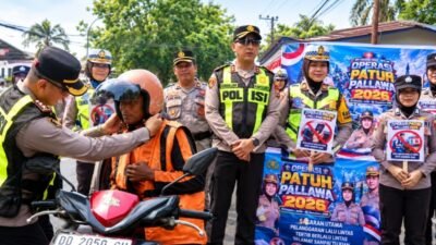 Kapolres Takalar Turun Langsung di Operasi Patuh Pallawa 2026, Pelanggar Diberi Helm Gratis